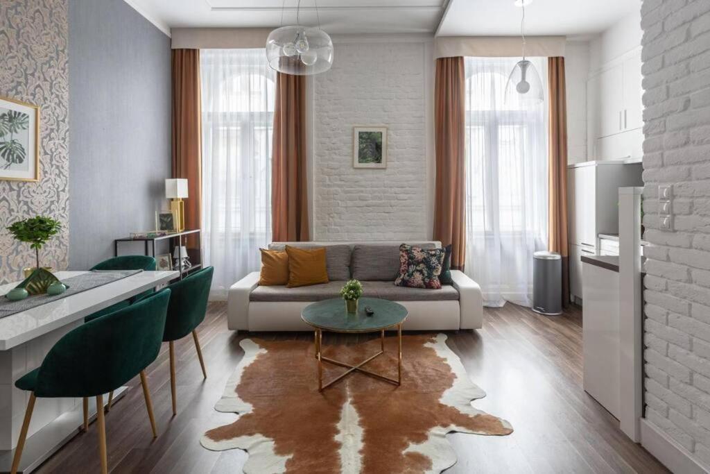 Chic, Captivating Space Budapest Extérieur photo