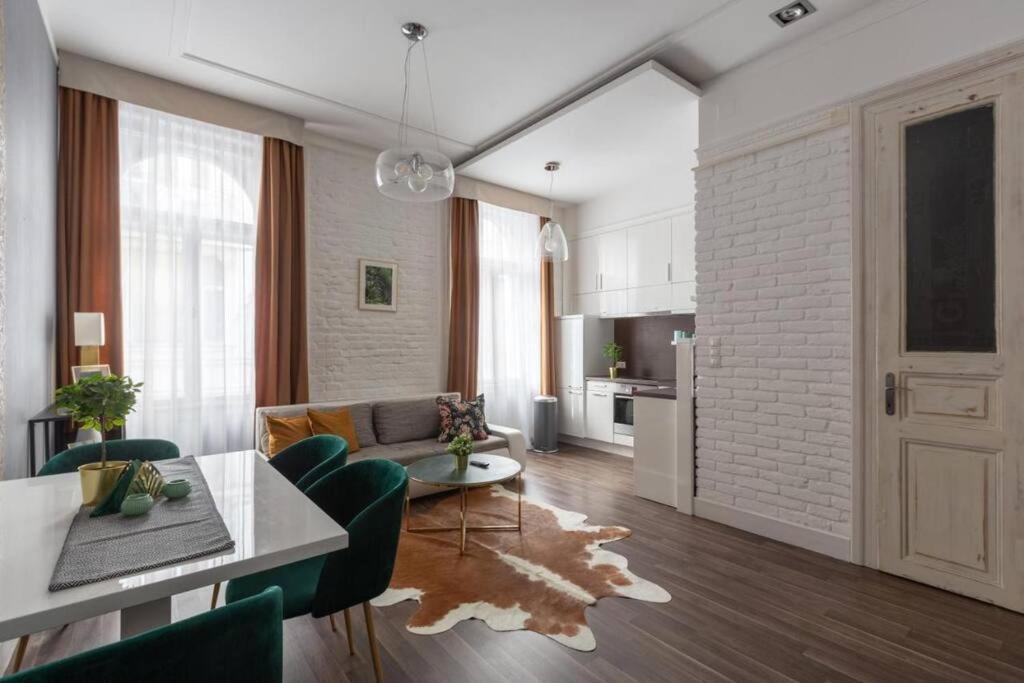Chic, Captivating Space Budapest Extérieur photo