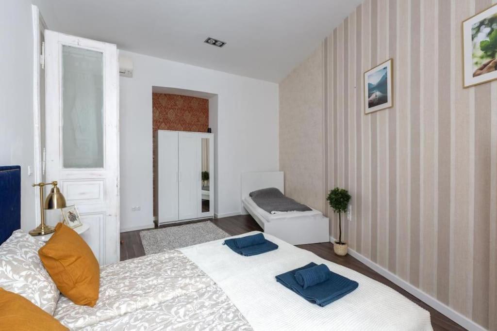 Chic, Captivating Space Budapest Extérieur photo