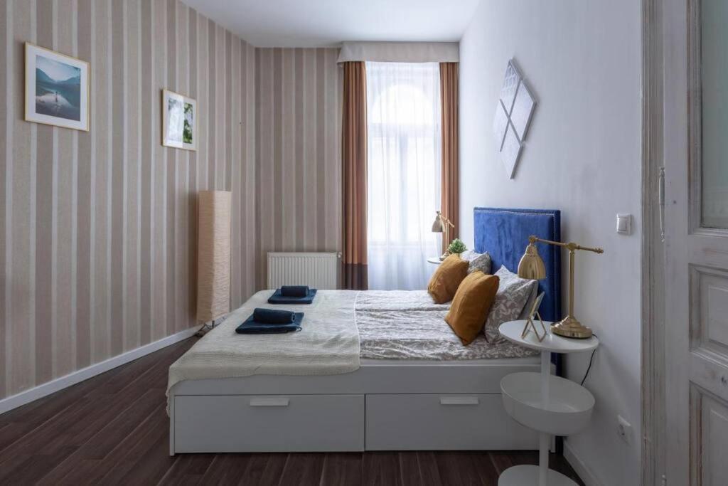 Chic, Captivating Space Budapest Extérieur photo